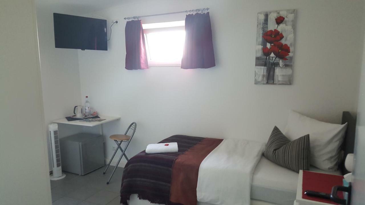 Em Dorfkrug Hotel Euskirchen Buitenkant foto